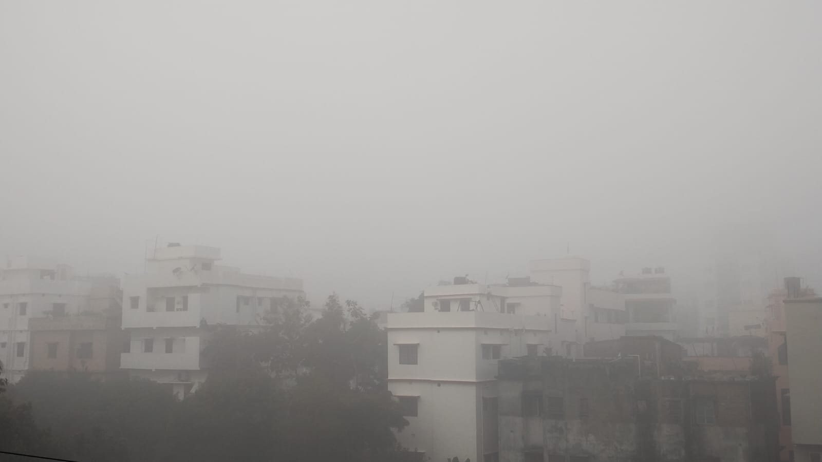 पटना में सुबह कई इलाकों में घना कोहरा छाया रहा।