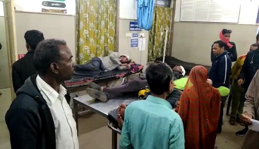 Damoh News: Two parties clash in old enmity in Damoh's Baheria, seven injured in bloody conflict