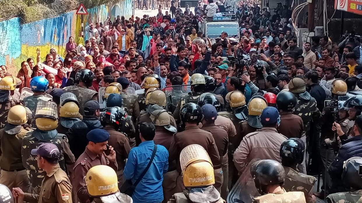Upanal employee marched to Sainik Welfare Minister residence Dehradun Uttarakhand news in hindi