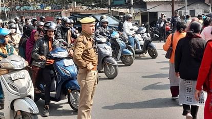 Dehradun: जीपीएस की जांच को लेकर सड़क पर उतरा परिवहन विभाग, ऑटो, विक्रम संचालकों में अफरा तफरी...देखें तस्वीरें Public passenger vehicles without GPS will not be able to run from today city bus union protest Dehradun news