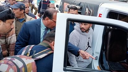 Dehradun: जीपीएस की जांच को लेकर सड़क पर उतरा परिवहन विभाग, ऑटो, विक्रम संचालकों में अफरा तफरी...देखें तस्वीरें Public passenger vehicles without GPS will not be able to run from today city bus union protest Dehradun news