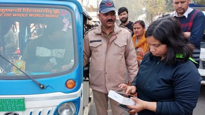 ई चालान मशीन से कागजों की चैकिग करती परिवहन कर अधिकारी श्वेता रौथान।