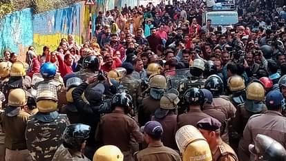 Dehradun: सैनिक कल्याण मंत्री के आवास का घेराव करने पहुंचे उपनल कर्मी, पुलिस ने रोका...धक्का-मुक्की, तस्वीरें Upanal employee marched to Sainik Welfare Minister residence Dehradun Uttarakhand news in hindi