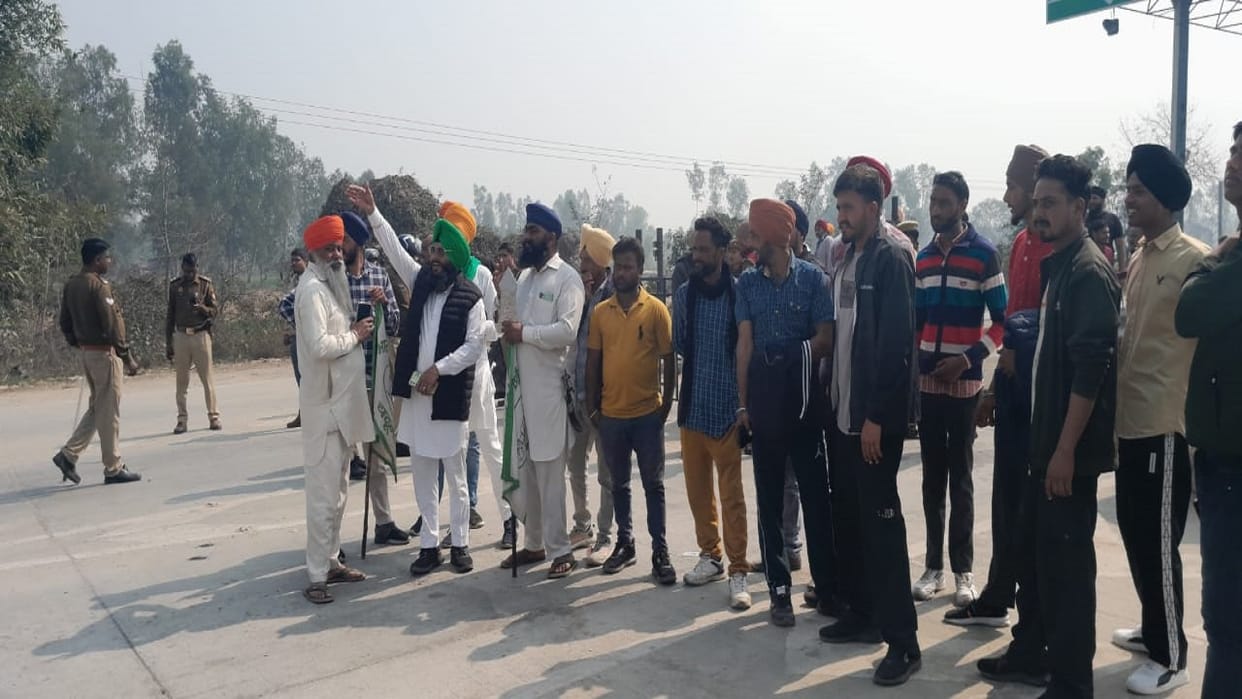 Bharat Bandh Today farmers made toll plaza free in Shahjahanpur