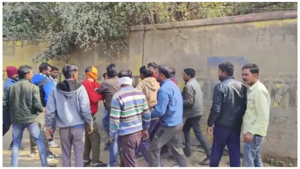 Fight between finance and eco green company employees in Gwalior