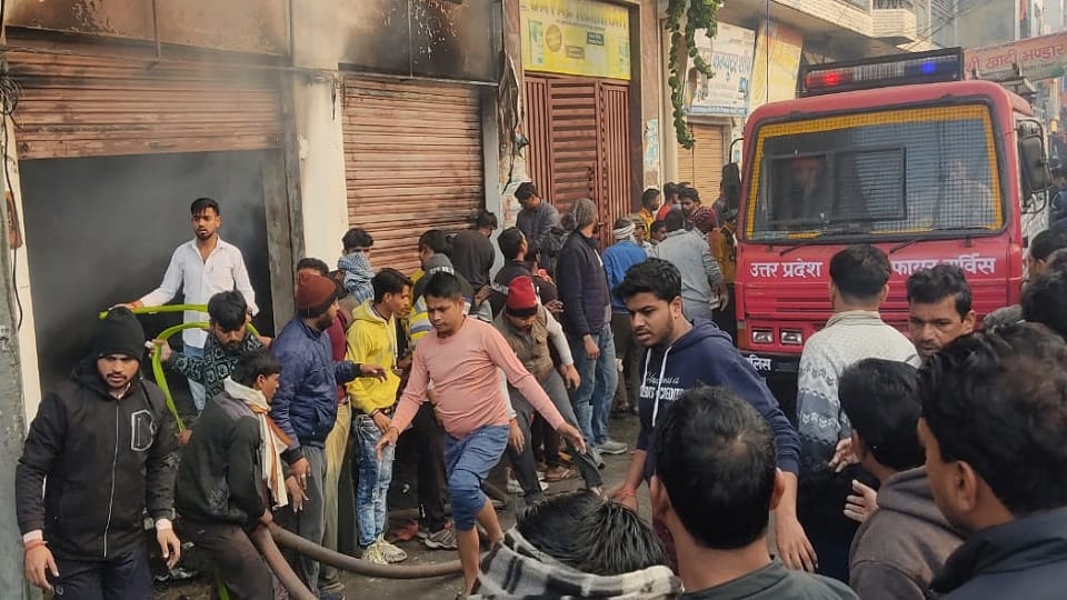 Sambhal: Fire broke out shops on Bahjoi Dakkhana Road, fire brigade vehicles arrived amidst chaos.