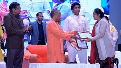 Nari Shakti Vandan Sammelan in CM Yogi Drone Didi take training