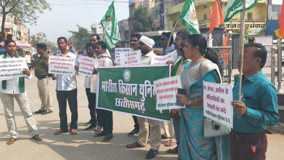 Farmers submitted memorandum to Tehsildar in name of Prime Minister for guarantee of MSP
