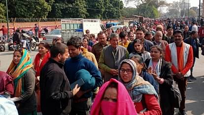 Dehradun: सैनिक कल्याण मंत्री के आवास का घेराव करने पहुंचे उपनल कर्मी, पुलिस ने रोका...धक्का-मुक्की, तस्वीरें Upanal employee marched to Sainik Welfare Minister residence Dehradun Uttarakhand news in hindi