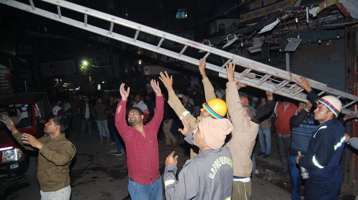 Fire broke out in the basement of the guest house, 40 people trapped, saved by using ladder