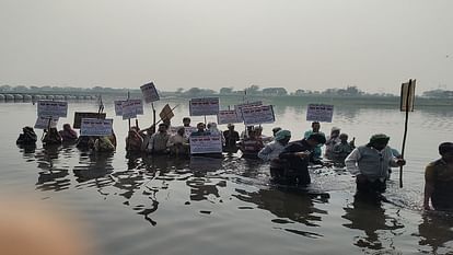 Farmers taking Jalsamadhi in Agra police and administration officials reached spot trying to explain