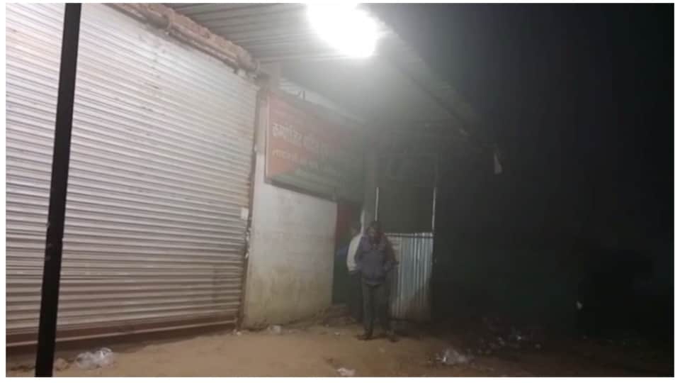 रात में हो रही शराब की बिक्री।