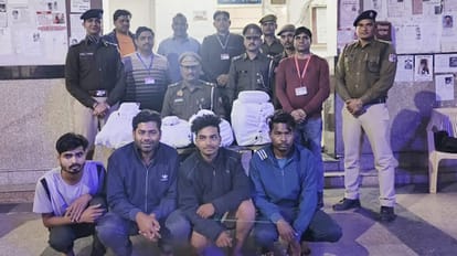 मथुरा: पुलिस हिरासत में गांजा तस्करों ने की ऐसी हरकत, पुलिसकर्मी बोले- ये सेल्फी नहीं है... फोटो हो रहा वायरल Ganja smugglers who came into police custody did such thing policemen were shocked photo going viral