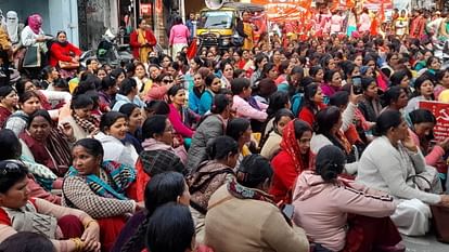 Dehradun: जीपीएस की जांच को लेकर सड़क पर उतरा परिवहन विभाग, ऑटो, विक्रम संचालकों में अफरा तफरी...देखें तस्वीरें Public passenger vehicles without GPS will not be able to run from today city bus union protest Dehradun news