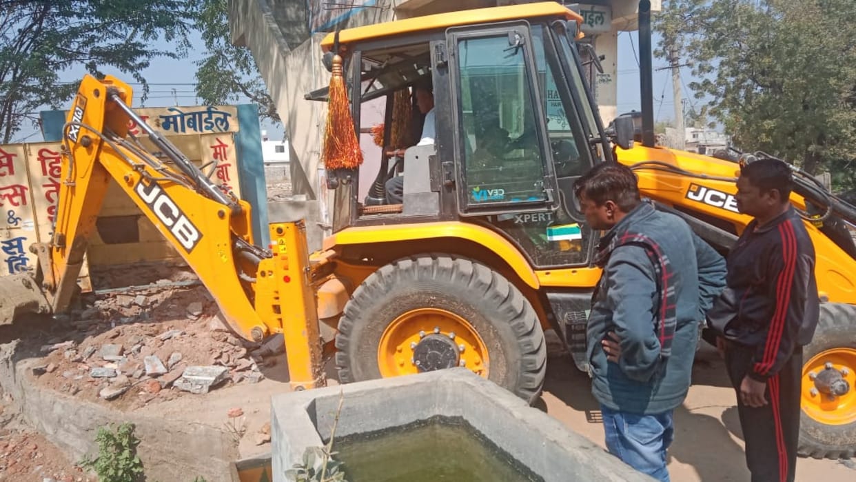 Sirohi Action to remove encroachment from old check post in Abu Road