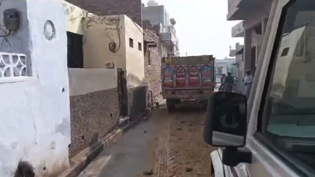 Gravel mafia in nagaur smuggler ran behind SDM Sahiba car and threw gravel in middle of road