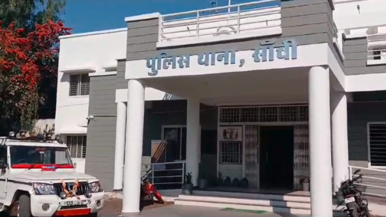 MP News: Property dealer shot dead on temple stairs, suspicion of attack over transaction.