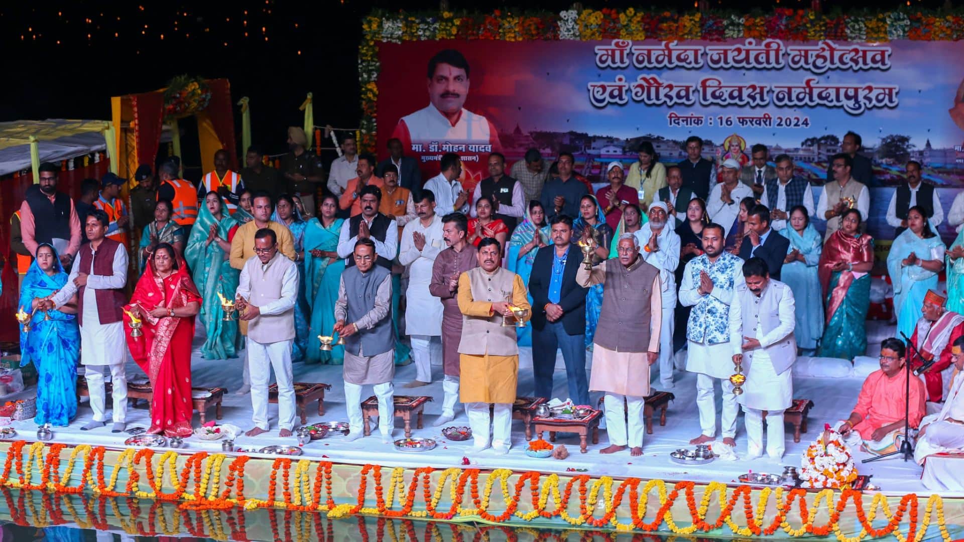सीएम मोहन यादव ने नर्मदापुरम के सेठानी घाट से नर्मदा की आरती की।