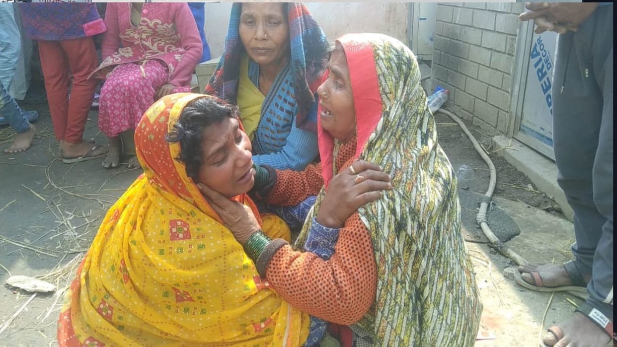 Husband and wife died due to wall collapse , relatives also got burnt due to circuit in the accident