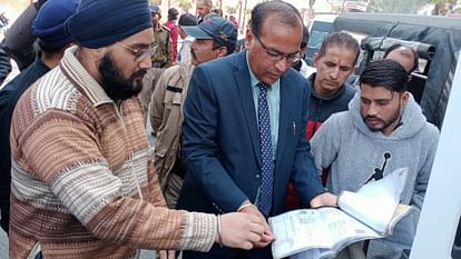 Dehradun: जीपीएस की जांच को लेकर सड़क पर उतरा परिवहन विभाग, ऑटो, विक्रम संचालकों में अफरा तफरी...देखें तस्वीरें Public passenger vehicles without GPS will not be able to run from today city bus union protest Dehradun news