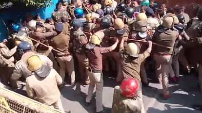 Dehradun: सैनिक कल्याण मंत्री के आवास का घेराव करने पहुंचे उपनल कर्मी, पुलिस ने रोका...धक्का-मुक्की, तस्वीरें Upanal employee marched to Sainik Welfare Minister residence Dehradun Uttarakhand news in hindi