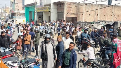 UP: पिज्जा कॉर्नर के भीतर बंद था प्रेमी जोड़ा, मोहल्ले वालों का हंगामा.. युवक-युवती को देखने पहुंची भारी भीड़ UP: loving couple was locked inside pizza corner, there was uproar from local people, huge crowd on spot