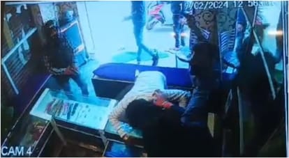 Bihar Crime : ज्वेलरी दुकान में दिनदहाड़े लूट; सीसीटीवी के सामने चार लुटेरे लूटते रहे Bihar Crime : Four robbers looted jewelery shop in Patna; Incident captured in CCTV. bihar police.