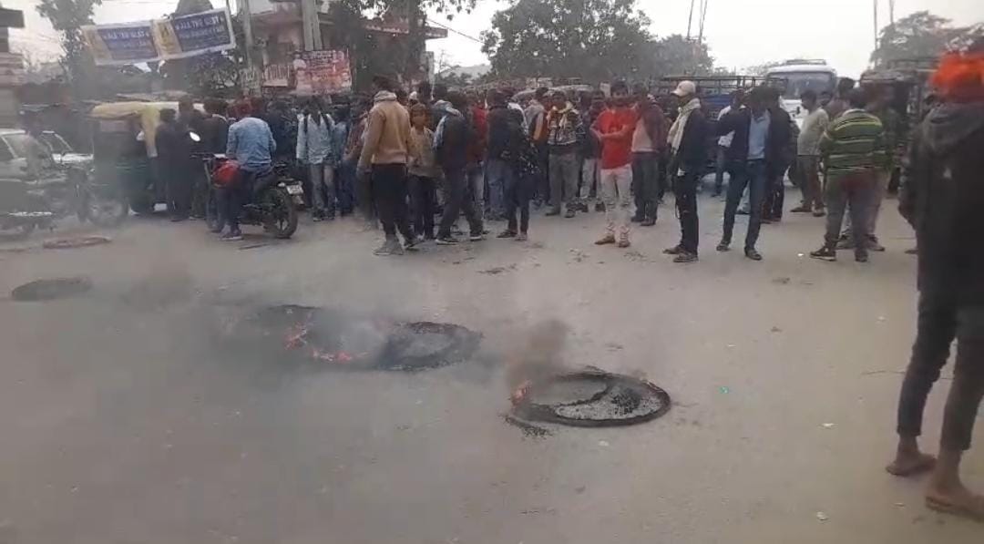 Bihar: In Sitamarhi, a truck crushed father and son riding a bike, one died; People created ruckus in protest