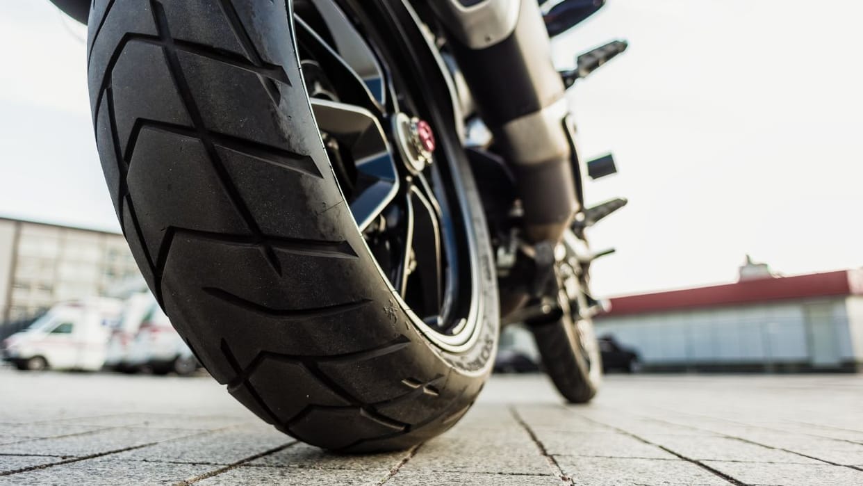 What are the advantages and disadvantages of wider than normal tires on a bike, know the complete details