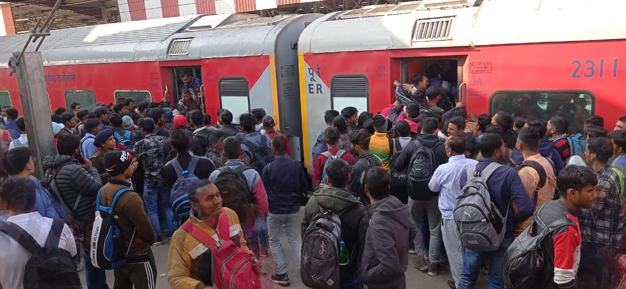Constable Recruitment Exam: After 5 o'clock, fair like scenes at bus and railway stations, autos and tempos re