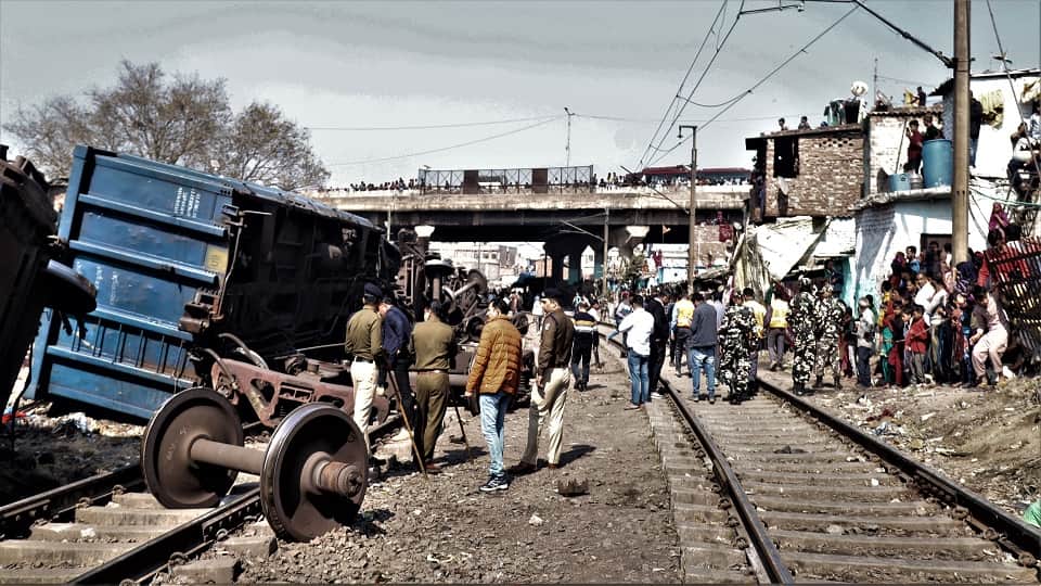 Goods train derails near Sarai Rohilla railway station delhi