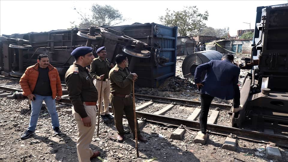 Goods train derails near Sarai Rohilla railway station delhi