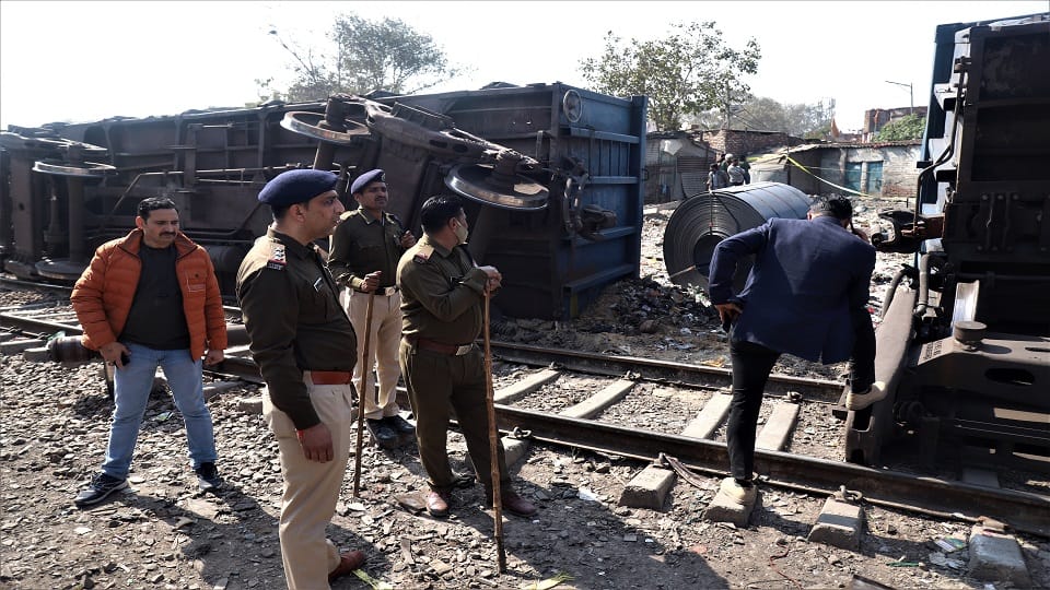 Goods train derails near Sarai Rohilla railway station delhi