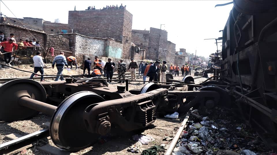 Goods train derails near Sarai Rohilla railway station delhi