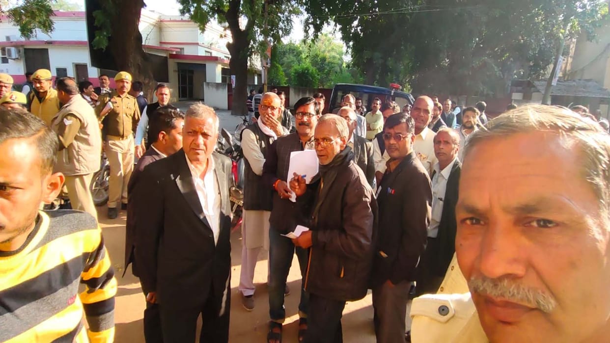 Banda Crime: Gun taunted on advocate in the court premises