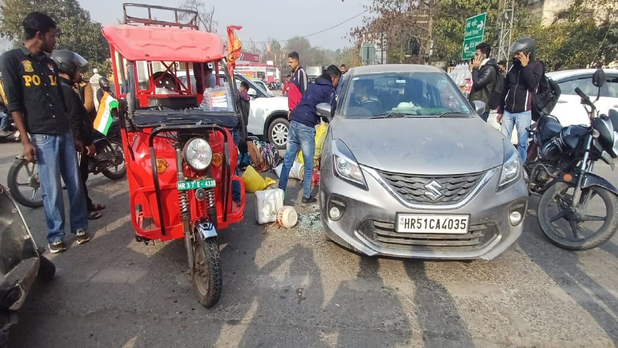 Speeding E rickshaw collides with car and overturns in Ambala, couple and 10 year-old child among injured
