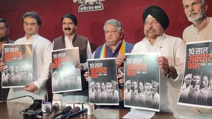 इंदौर में प्रेस वार्ता के दौरान आदर्श शास्त्री और कांग्रेस के नेता