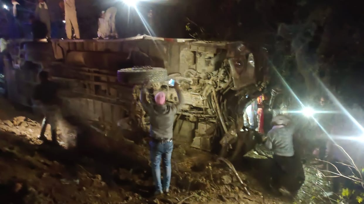 Etawah Accident, bus lost control and overturned in Khandi, was taking Lagun to Agra, 24 seriously injured
