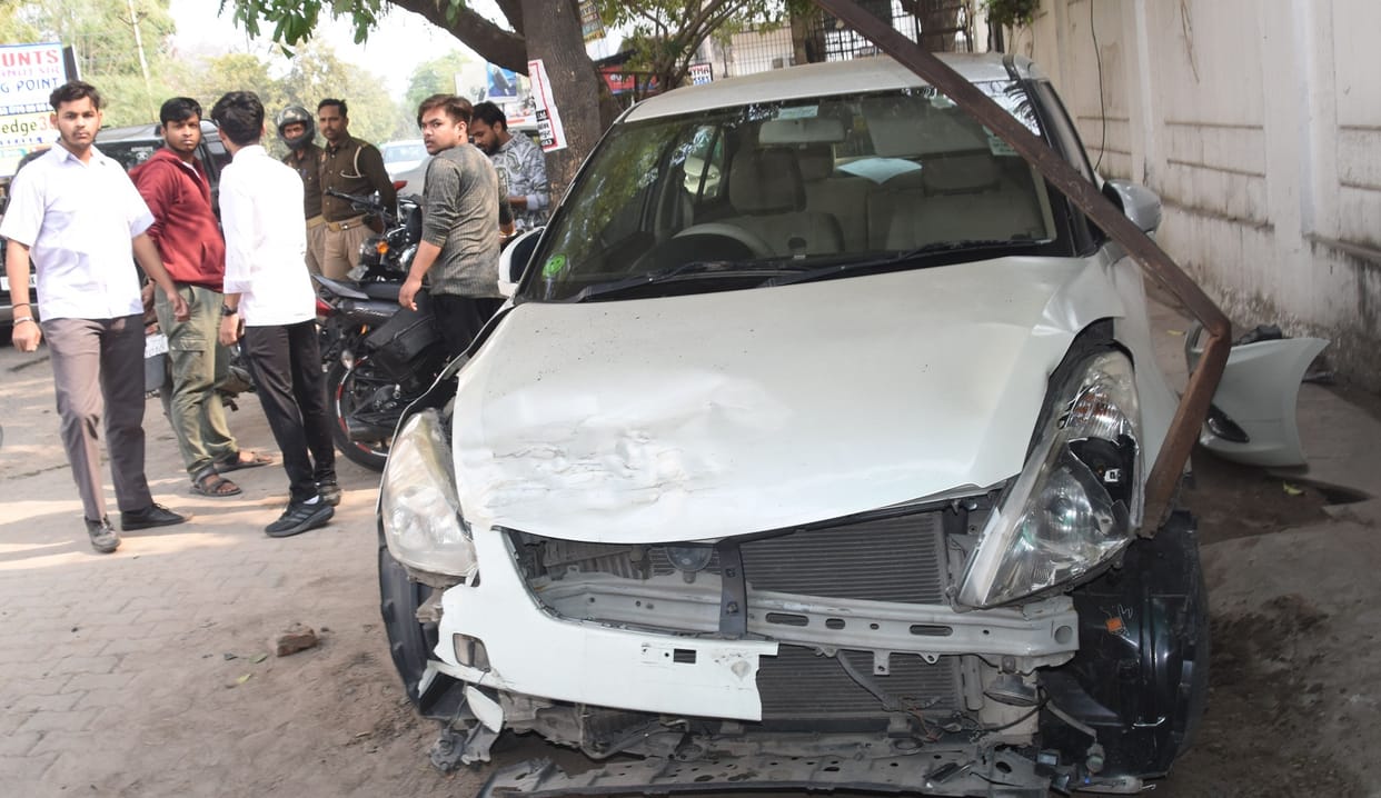 Minor student ran a car outside the school, five students injured, one in critical condition