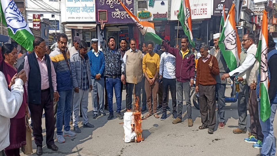 Congress workers burnt the effigy of the central government in Kotdwar