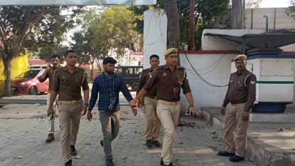 सिपाही भर्ती परीक्षा: मैनपुरी में द्वितीय पाली में भी पकड़ा गया फर्जी अभ्यर्थी, दोनों बिहार के रहने वाले हैं Fake candidate caught in second shift of constable recruitment exam in Mainpuri