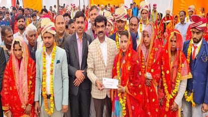 मुख्यमंत्री सामूहिक विवाह: हाथरस में 229 नवयुगल दांपत्य सूत्र में बंधे, आठ का हुआ निकाह Samuhik Vivah Samaroh organized in Hathras
