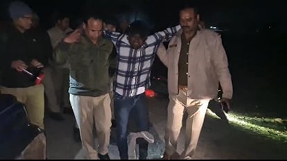 Hathras News: बदमाश से हुई पुलिस की मुठभेड़, पैर में लगी गोली, हालत गंभीर, अलीगढ़ मेडिकल के लिए रेफर Hathras police encounter with a criminal