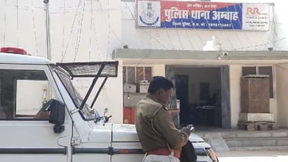 MP News: मुरैना में दुष्कर्म के आरोपी की पत्नी से किया गैंगरेप, फिर पेट्रोल डालकर जलाया, हालत गंभीर MP News: Rape accused's wife gang raped in Morena, then doused with petrol and burnt, condition critical