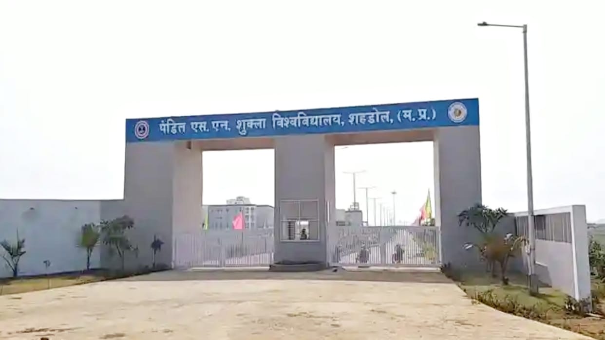 Shahdol News College bus going to pick up students catches fire