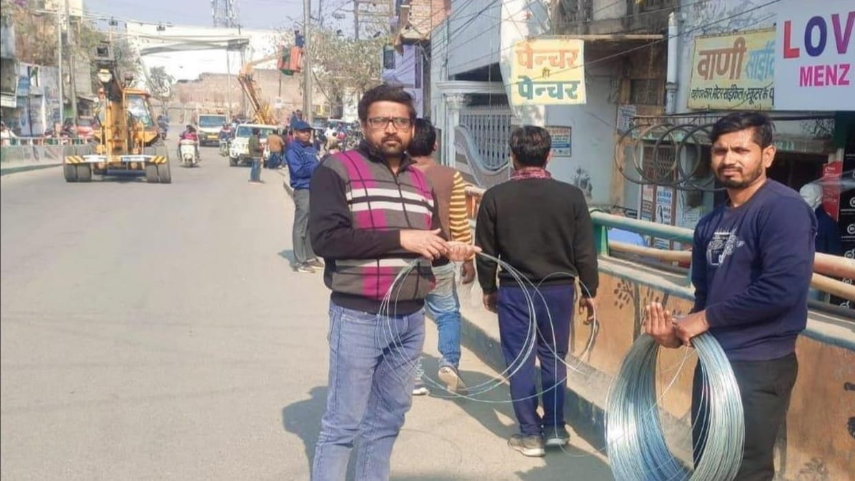 Nagar Nigam has tied iron wires on bridge to protect against Chinese Manjha in Saharanpur