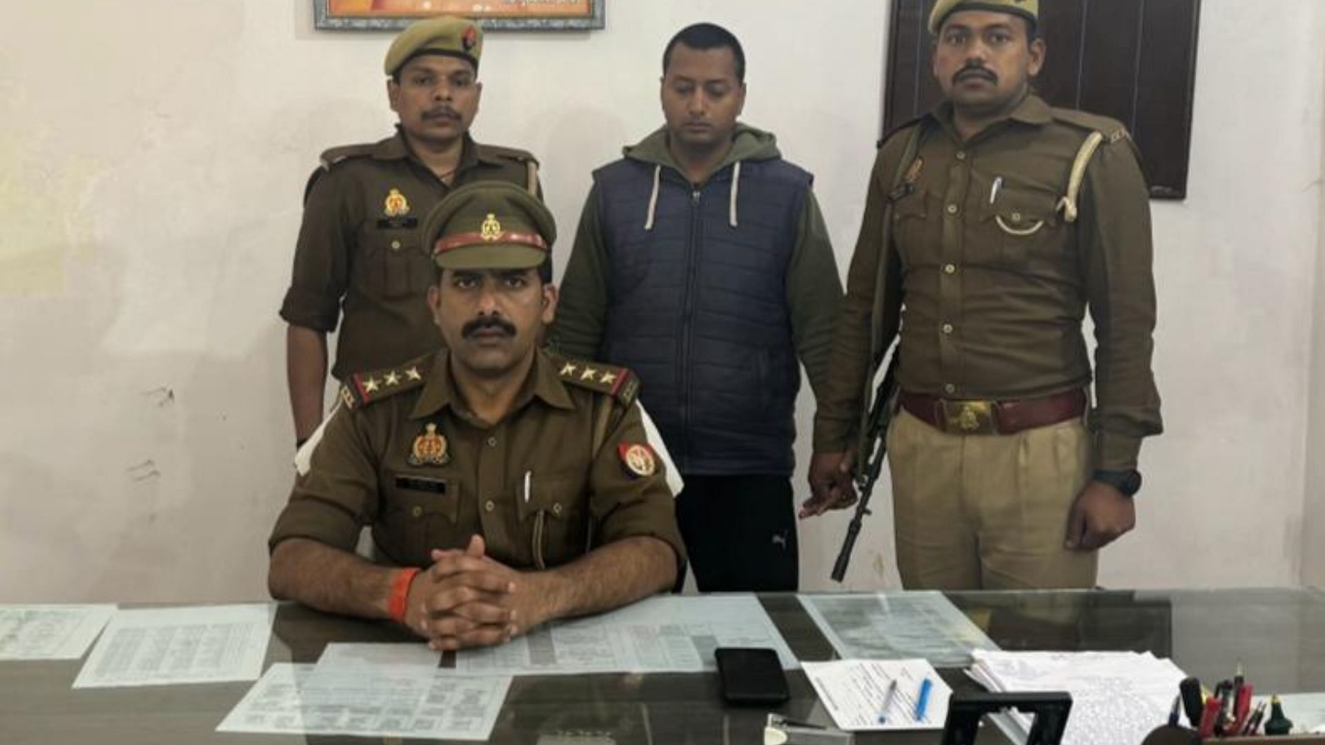 पुलिस की गिरफ्त में सॉल्वर।