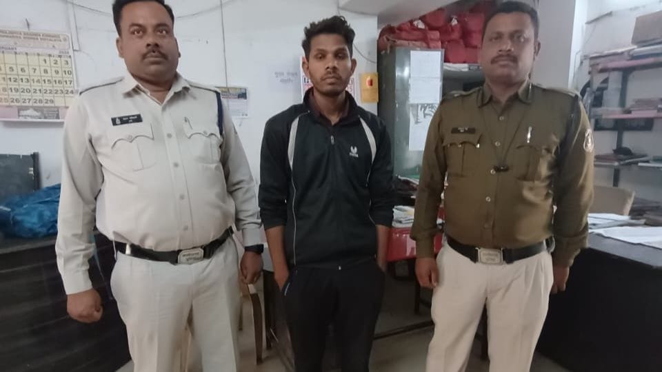 police arrested accused who misdeed on pretext of marriage in Raigarh