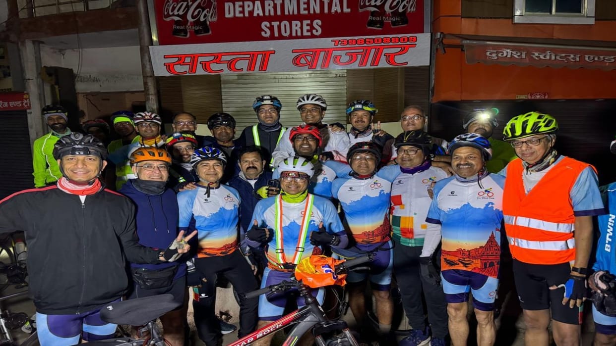 Doctors reached Ayodhya in seven and a half hours by bicycle and had darshan of Ramlala.