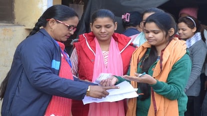 पुलिस भर्ती परीक्षा: हाथरस में 19 केंद्रों पर हुई परीक्षा, पहले दिन 551 परीक्षार्थी रहे गैर हाजिर Police recruitment examination held at 19 centers in Hathras